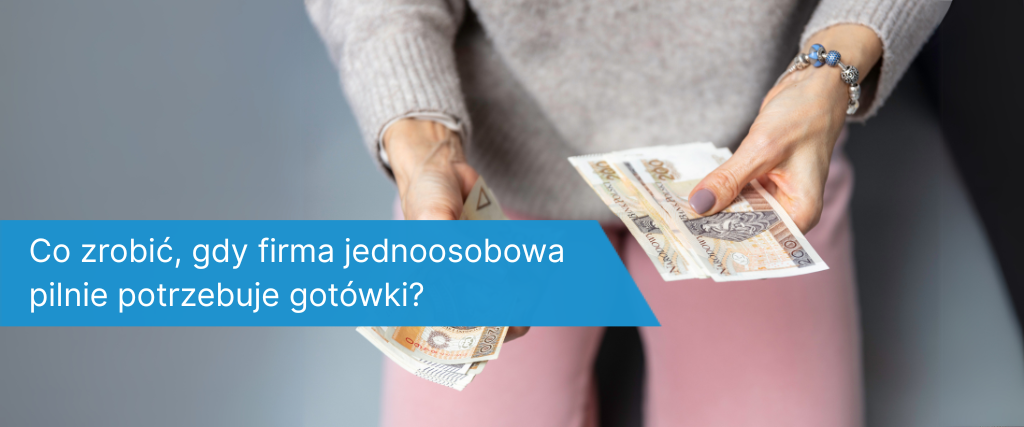 ręce kobiety trzymającej polskie banknoty